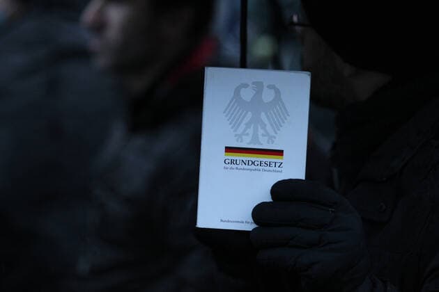 Demonstration von Kritikern der Corona-Manßnahmen unter dem Motto: Das Maß ist voll - Hände weg von unseren Kindern! in der Hamburger Innenstadt. Die Anfangskundgebung und Schlusskundgebung fand auf dem Platz vor der Kunsthalle in der Ernst-Merck-Straße statt. Der Demonstrationszug ging durch die Hamburger Innenstadt. Am Jungfernstieg und Neuen Jungfernstieg gab es Zwischenkundgebungen. Die Polizei war mit mehreren Mannschaftswagen und vielen Polizeibeamten im Einsatz. Statt der vom Veranstalter erwarteten 1500 Teilnehmer fanden sich lediglich einige Hundert Teilnehmer zur Demonstration ein. St. Georg Hamburg