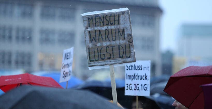 Demonstration von Kritikern der Corona-Manßnahmen unter dem Motto: Das Maß ist voll - Hände weg von unseren Kindern! in der Hamburger Innenstadt. Die Anfangskundgebung und Schlusskundgebung fand auf dem Platz vor der Kunsthalle in der Ernst-Merck-Straße statt. Der Demonstrationszug ging durch die Hamburger Innenstadt. Am Jungfernstieg und Neuen Jungfernstieg gab es Zwischenkundgebungen. Die Polizei war mit mehreren Mannschaftswagen und vielen Polizeibeamten im Einsatz. Statt der vom Veranstalter erwarteten 1500 Teilnehmer fanden sich lediglich einige Hundert Teilnehmer zur Demonstration ein. St. Georg Hamburg