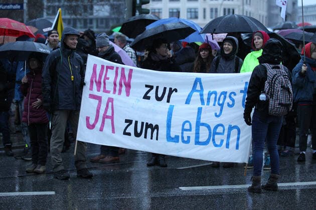 Demonstration von Kritikern der Corona-Manßnahmen unter dem Motto: Das Maß ist voll - Hände weg von unseren Kindern! in der Hamburger Innenstadt. Die Anfangskundgebung und Schlusskundgebung fand auf dem Platz vor der Kunsthalle in der Ernst-Merck-Straße statt. Der Demonstrationszug ging durch die Hamburger Innenstadt. Am Jungfernstieg und Neuen Jungfernstieg gab es Zwischenkundgebungen. Die Polizei war mit mehreren Mannschaftswagen und vielen Polizeibeamten im Einsatz. Statt der vom Veranstalter erwarteten 1500 Teilnehmer fanden sich lediglich einige Hundert Teilnehmer zur Demonstration ein. St. Georg Hamburg