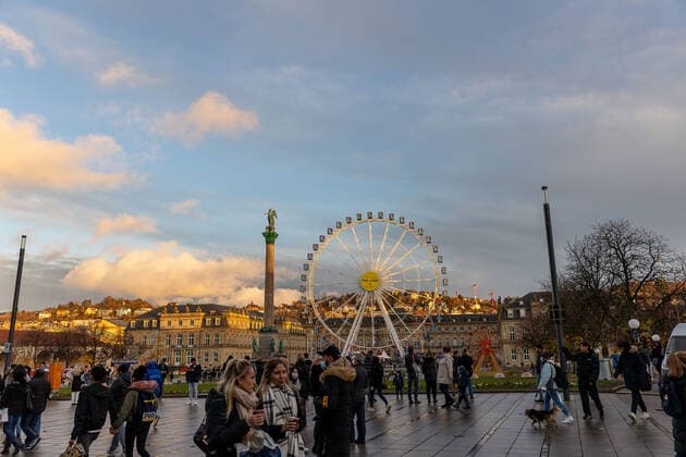 Stuttgart Themenbilder: Abbau von Stuttgarter Weihnachtsmarkt, 27.11.2021, Themenbilder: Abbau von Stuttgarter Weihnachtsmarkt, Riesenrad am Schlossplatz, 27.11.2021, Copyright: xDROFITSCH EIBNERx EP_ddh