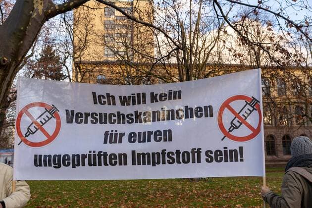News Themen der Woche KW47 News Bilder des Tages Stuttgart Querdenken 711: Pflegekraefte-Demo, Stuttgarter Stadtgarten, 27.11.2021, Querdenken 711: Pflegekraefte-Demo, Stuttgarter Stadtgarten, ich will kein Versuchskaninchen fur euren ungepruefte Impfstoff sein, 27.11.2021, Copyright: xDROFITSCH EIBNERx EP_ddh