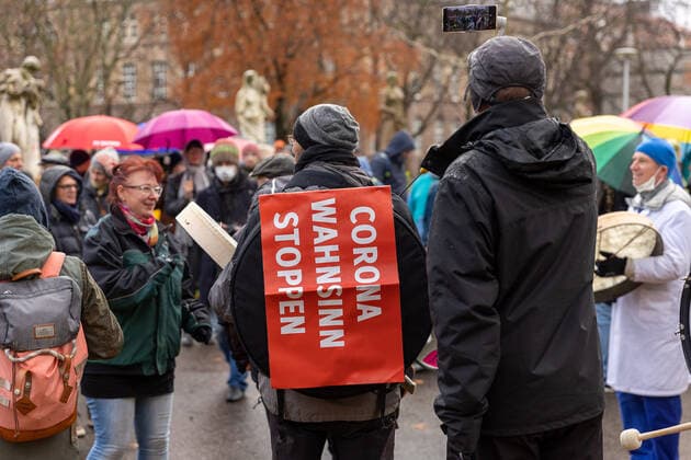 Stuttgart Querdenken 711: Pflegekraefte-Demo, Stuttgarter Stadtgarten, 27.11.2021, Querdenken 711: Pflegekraefte-Demo, Stuttgarter Stadtgarten, Corona Wahnsinn Stoppen, 27.11.2021, Copyright: xDROFITSCH EIBNERx EP_ddh