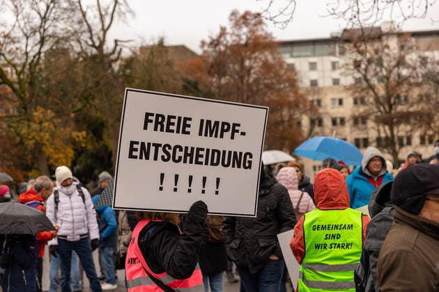 Stuttgart Querdenken 711: Pflegekraefte-Demo, Stuttgarter Stadtgarten, 27.11.2021, Querdenken 711: Pflegekraefte-Demo, Stuttgarter Stadtgarten, Freie Impfentscheidung, 27.11.2021, Copyright: xDROFITSCH EIBNERx EP_ddh