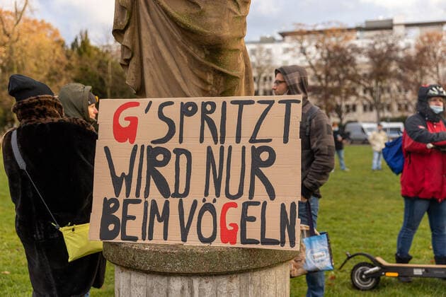 Stuttgart Querdenken 711: Pflegekraefte-Demo, Stuttgarter Stadtgarten, 27.11.2021, Querdenken 711: Pflegekraefte-Demo, Stuttgarter Stadtgarten, G spritzt wird nur beim voegeln, 27.11.2021, Copyright: xDROFITSCH EIBNERx EP_ddh