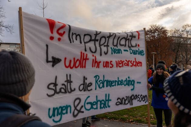Stuttgart Querdenken 711: Pflegekraefte-Demo, Stuttgarter Stadtgarten, 27.11.2021, Querdenken 711: Pflegekraefte-Demo, Stuttgarter Stadtgarten, Demonstranten mit Plakate, Impfpflicht, 27.11.2021, Copyright: xDROFITSCH EIBNERx EP_ddh