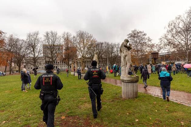 Stuttgart Querdenken 711: Pflegekraefte-Demo, Stuttgarter Stadtgarten, 27.11.2021, Querdenken 711: Pflegekraefte-Demo, Stuttgarter Stadtgarten, Polizei, 27.11.2021, Copyright: xDROFITSCH EIBNERx EP_ddh