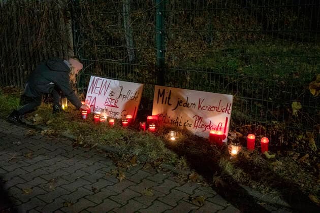 ID 433 Coronaskandal im Erzgebirge. Die Freien Sachsen riefen dazu auf, am Auer Helios Klinikum Kerzen niederzulegen. Sie protestieren damit gegen die drohende Impfpflicht und den Verlust zahlreicher Pfleger, welche den Beruf wechseln. Besonders schlimm. Mehrere Menschen legten am Zaun des Klinikums und im Klinikum zahlreiche brennenden Kerzen nieder. Ärzter und Pfleger kämpfen um das Leben vieler Menschen im Klinikum und Impfgegner fällt nichts anderes ein, als Kerzen gegen die Impfpflicht niederzulegen. Pervers: Es wurde auch ein Schild mit dem Schriftzug: Nein zur Impfplicht Aber Ja zum Nürnberger Codex angebracht. Man vergleicht dabei die aktuelle Coronapolitik mit dem Experimentieren an Menschen uns vergleichen dies mit dem