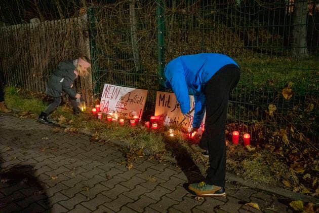 ID 433 Coronaskandal im Erzgebirge. Die Freien Sachsen riefen dazu auf, am Auer Helios Klinikum Kerzen niederzulegen. Sie protestieren damit gegen die drohende Impfpflicht und den Verlust zahlreicher Pfleger, welche den Beruf wechseln. Besonders schlimm. Mehrere Menschen legten am Zaun des Klinikums und im Klinikum zahlreiche brennenden Kerzen nieder. Ärzter und Pfleger kämpfen um das Leben vieler Menschen im Klinikum und Impfgegner fällt nichts anderes ein, als Kerzen gegen die Impfpflicht niederzulegen. Pervers: Es wurde auch ein Schild mit dem Schriftzug: Nein zur Impfplicht Aber Ja zum Nürnberger Codex angebracht. Man vergleicht dabei die aktuelle Coronapolitik mit dem Experimentieren an Menschen uns vergleichen dies mit dem