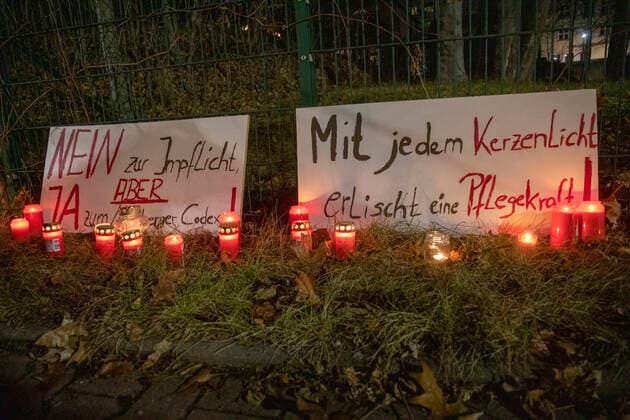ID 433 Coronaskandal im Erzgebirge. Die Freien Sachsen riefen dazu auf, am Auer Helios Klinikum Kerzen niederzulegen. Sie protestieren damit gegen die drohende Impfpflicht und den Verlust zahlreicher Pfleger, welche den Beruf wechseln. Besonders schlimm. Mehrere Menschen legten am Zaun des Klinikums und im Klinikum zahlreiche brennenden Kerzen nieder. Ärzter und Pfleger kämpfen um das Leben vieler Menschen im Klinikum und Impfgegner fällt nichts anderes ein, als Kerzen gegen die Impfpflicht niederzulegen. Pervers: Es wurde auch ein Schild mit dem Schriftzug: Nein zur Impfplicht Aber Ja zum Nürnberger Codex angebracht. Man vergleicht dabei die aktuelle Coronapolitik mit dem Experimentieren an Menschen uns vergleichen dies mit dem