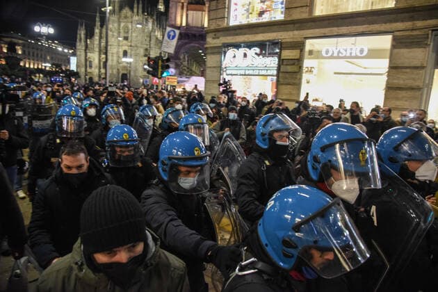 November 27, 2021, MILAN, Italia: Moments of tension and discomfort during the demonstration against the Green Pass in Duomo s square in the center of Milan, Italy, 27 November 2021..ANSA MATTEO CORNER MILAN Italia  - ZUMAa110 20211127_zaf_a110_106 Copyright: xMatteoxCornerx