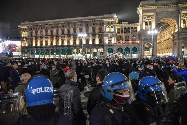 November 27, 2021, MILAN, Italia: Moments of tension and discomfort during the demonstration against the Green Pass in Duomo s square in the center of Milan, Italy, 27 November 2021..ANSA MATTEO CORNER MILAN Italia  - ZUMAa110 20211127_zaf_a110_103 Copyright: xMatteoxCornerx