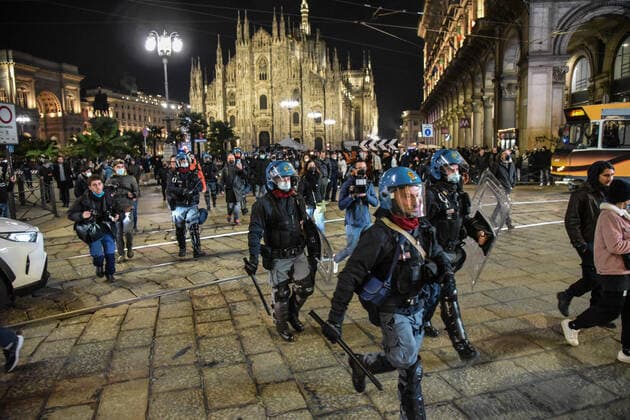 November 27, 2021, MILAN, Italia: Moments of tension and discomfort during the demonstration against the Green Pass in Duomo s square in the center of Milan, Italy, 27 November 2021..ANSA MATTEO CORNER MILAN Italia  - ZUMAa110 20211127_zaf_a110_107 Copyright: xMatteoxCornerx