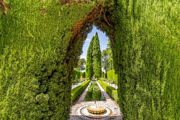  Springbrunnen und Bäume im Generalife-Garten in der arabischen Palastanlage Alhambra in Granada, Spanien, Europa *** Fountains and trees in the Generalife Garden in the Arabic palace complex Alhambra in Granada, Spain, Europe Copyright: imageBROKER/EunikaxSopotnicka ibxeso07162594.jpg