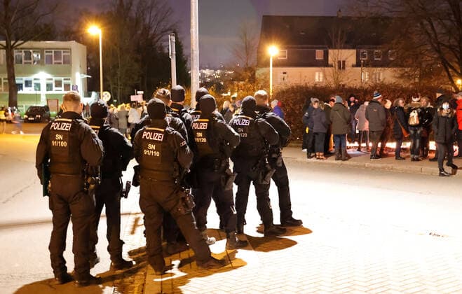 Stiller Protest 27.11.2021, Chemnitz, Klinikum Chemnitz Am Samstag stellten ca 400 Bürger um 18.00 Uhr in Chemnitz am Klinikum Chemnitz an der Flemmingstrasse Kerzen auf, um gegen die Coronapolitik und die Impfpflicht zu protestieren. Unter den Teilnehmern befanden sich viele Pfleger und Krankenschwestern des Klnikum, die Angst vor dem Impfzwang oder damit verbundenen Repressalien bei nicht Geimpften haben. Chemnitz Sachsen BRD
