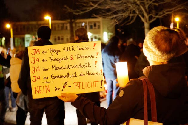 Stiller Protest 27.11.2021, Chemnitz, Klinikum Chemnitz Am Samstag stellten ca 400 Bürger um 18.00 Uhr in Chemnitz am Klinikum Chemnitz an der Flemmingstrasse Kerzen auf, um gegen die Coronapolitik und die Impfpflicht zu protestieren. Unter den Teilnehmern befanden sich viele Pfleger und Krankenschwestern des Klnikum, die Angst vor dem Impfzwang oder damit verbundenen Repressalien bei nicht Geimpften haben. Chemnitz Sachsen BRD