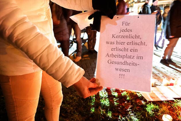 Stiller Protest 27.11.2021, Chemnitz, Klinikum Chemnitz Am Samstag stellten ca 400 Bürger um 18.00 Uhr in Chemnitz am Klinikum Chemnitz an der Flemmingstrasse Kerzen auf, um gegen die Coronapolitik und die Impfpflicht zu protestieren. Unter den Teilnehmern befanden sich viele Pfleger und Krankenschwestern des Klnikum, die Angst vor dem Impfzwang oder damit verbundenen Repressalien bei nicht Geimpften haben. Chemnitz Sachsen BRD
