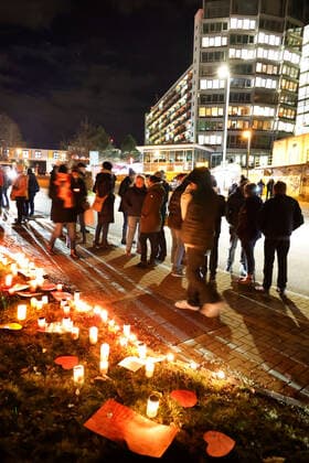 Stiller Protest 27.11.2021, Chemnitz, Klinikum Chemnitz Am Samstag stellten ca 400 Bürger um 18.00 Uhr in Chemnitz am Klinikum Chemnitz an der Flemmingstrasse Kerzen auf, um gegen die Coronapolitik und die Impfpflicht zu protestieren. Unter den Teilnehmern befanden sich viele Pfleger und Krankenschwestern des Klnikum, die Angst vor dem Impfzwang oder damit verbundenen Repressalien bei nicht Geimpften haben. Chemnitz Sachsen BRD