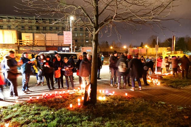 Stiller Protest 27.11.2021, Chemnitz, Klinikum Chemnitz Am Samstag stellten ca 400 Bürger um 18.00 Uhr in Chemnitz am Klinikum Chemnitz an der Flemmingstrasse Kerzen auf, um gegen die Coronapolitik und die Impfpflicht zu protestieren. Unter den Teilnehmern befanden sich viele Pfleger und Krankenschwestern des Klnikum, die Angst vor dem Impfzwang oder damit verbundenen Repressalien bei nicht Geimpften haben. Chemnitz Sachsen BRD