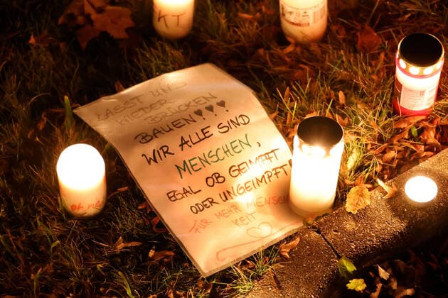 Stiller Protest 27.11.2021, Chemnitz, Klinikum Chemnitz Am Samstag stellten ca 400 Bürger um 18.00 Uhr in Chemnitz am Klinikum Chemnitz an der Flemmingstrasse Kerzen auf, um gegen die Coronapolitik und die Impfpflicht zu protestieren. Unter den Teilnehmern befanden sich viele Pfleger und Krankenschwestern des Klnikum, die Angst vor dem Impfzwang oder damit verbundenen Repressalien bei nicht Geimpften haben. Chemnitz Sachsen BRD