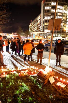 Stiller Protest 27.11.2021, Chemnitz, Klinikum Chemnitz Am Samstag stellten ca 400 Bürger um 18.00 Uhr in Chemnitz am Klinikum Chemnitz an der Flemmingstrasse Kerzen auf, um gegen die Coronapolitik und die Impfpflicht zu protestieren. Unter den Teilnehmern befanden sich viele Pfleger und Krankenschwestern des Klnikum, die Angst vor dem Impfzwang oder damit verbundenen Repressalien bei nicht Geimpften haben. Chemnitz Sachsen BRD