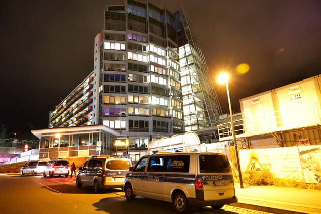 Stiller Protest 27.11.2021, Chemnitz, Klinikum Chemnitz Am Samstag stellten ca 400 Bürger um 18.00 Uhr in Chemnitz am Klinikum Chemnitz an der Flemmingstrasse Kerzen auf, um gegen die Coronapolitik und die Impfpflicht zu protestieren. Unter den Teilnehmern befanden sich viele Pfleger und Krankenschwestern des Klnikum, die Angst vor dem Impfzwang oder damit verbundenen Repressalien bei nicht Geimpften haben. Chemnitz Sachsen BRD