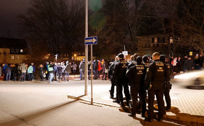 Stiller Protest 27.11.2021, Chemnitz, Klinikum Chemnitz Am Samstag stellten ca 400 Bürger um 18.00 Uhr in Chemnitz am Klinikum Chemnitz an der Flemmingstrasse Kerzen auf, um gegen die Coronapolitik und die Impfpflicht zu protestieren. Unter den Teilnehmern befanden sich viele Pfleger und Krankenschwestern des Klnikum, die Angst vor dem Impfzwang oder damit verbundenen Repressalien bei nicht Geimpften haben. Chemnitz Sachsen BRD