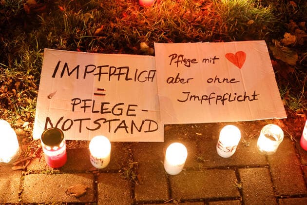 Stiller Protest 27.11.2021, Chemnitz, Klinikum Chemnitz Am Samstag stellten ca 400 Bürger um 18.00 Uhr in Chemnitz am Klinikum Chemnitz an der Flemmingstrasse Kerzen auf, um gegen die Coronapolitik und die Impfpflicht zu protestieren. Unter den Teilnehmern befanden sich viele Pfleger und Krankenschwestern des Klnikum, die Angst vor dem Impfzwang oder damit verbundenen Repressalien bei nicht Geimpften haben. Chemnitz Sachsen BRD