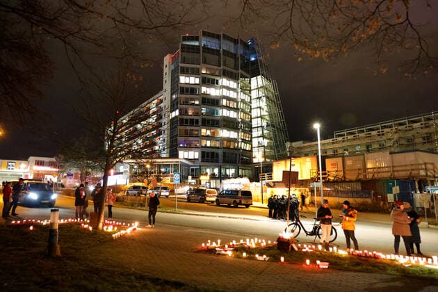 News Bilder des Tages Stiller Protest 27.11.2021, Chemnitz, Klinikum Chemnitz Am Samstag stellten ca 400 Bürger um 18.00 Uhr in Chemnitz am Klinikum Chemnitz an der Flemmingstrasse Kerzen auf, um gegen die Coronapolitik und die Impfpflicht zu protestieren. Unter den Teilnehmern befanden sich viele Pfleger und Krankenschwestern des Klnikum, die Angst vor dem Impfzwang oder damit verbundenen Repressalien bei nicht Geimpften haben. Chemnitz Sachsen BRD