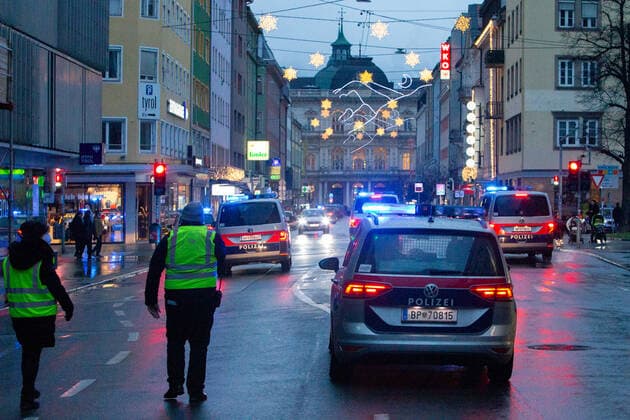 27.11.2021 Demonstration: Studenten Stehen Auf - vom Landhausplatz weiter durch die Innenstadt von Innsbruck, Tirol, Österreich Demo: Freiheit für Wissenschaft, Meinung und Lehre Freiheits-Rally Demonstration von Studenten, ¦ Demo gegen Uni, Universitäts Corona, Coronavirus, Covid-19 Maßnahmen Polizeieinsatz Polizei Polizeiauto, Polizeiautos Einsatzfahrzeug, Blaulichtorganisation