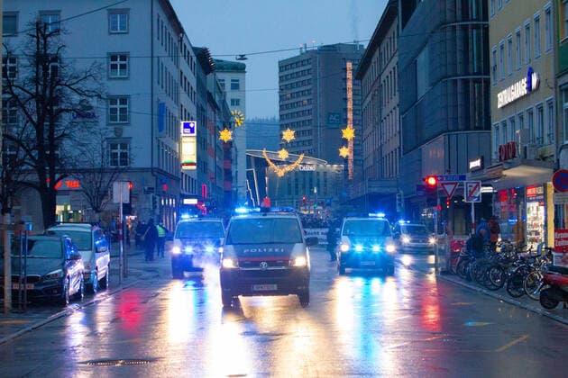 27.11.2021 Demonstration: Studenten Stehen Auf - vom Landhausplatz weiter durch die Innenstadt von Innsbruck, Tirol, Österreich Demo: Freiheit für Wissenschaft, Meinung und Lehre Freiheits-Rally Demonstration von Studenten, ¦ Demo gegen Uni, Universitäts Corona, Coronavirus, Covid-19 Maßnahmen Polizeieinsatz Polizei Polizeiauto, Polizeiautos Einsatzfahrzeug, Blaulichtorganisation