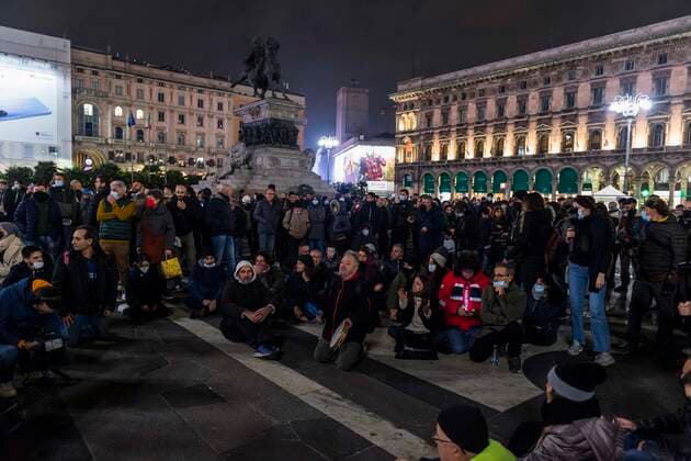 No Vax Protest In Milan, Italy A hundred people gathered in Milan, Italy, on November 27, 2021 to demonstrate against the Green Pass. Milan Italy  Copyright: xFabrizioxDixNuccix originalFilename:dinucci-notitle211127_npRjG.jpg
