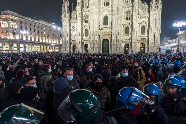 No Vax Protest In Milan, Italy A hundred people gathered in Milan, Italy, on November 27, 2021 to demonstrate against the Green Pass. Milan Italy  Copyright: xFabrizioxDixNuccix originalFilename:dinucci-notitle211127_np3aK.jpg