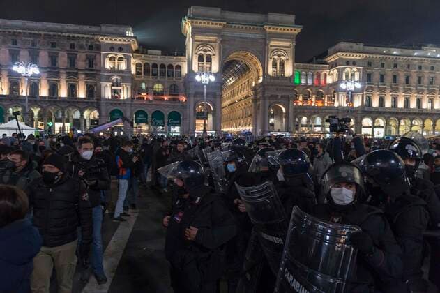 No Vax Protest In Milan, Italy A hundred people gathered in Milan, Italy, on November 27, 2021 to demonstrate against the Green Pass. Milan Italy  Copyright: xFabrizioxDixNuccix originalFilename:dinucci-notitle211127_npvZA.jpg