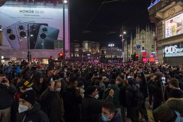 No Vax Protest In Milan, Italy A hundred people gathered in Milan, Italy, on November 27, 2021 to demonstrate against the Green Pass. Milan Italy  Copyright: xFabrizioxDixNuccix originalFilename:dinucci-notitle211127_npSg6.jpg
