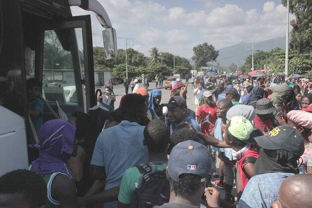 Mexiko, Migranten in Chiapas Migrants queue today to get on a bus, in the municipality of Huixtla, Chiapas state, Mexico, 27 November 2021. One of the three new migrant caravans that left the city of Tapachula (southeastern state of Chiapas) on Friday, made up of about 1,000 people, was dissolved this Saturday when the migrants surrendered to agents of the National Migration Institute (INM) of Mexico. Migrant caravan dissolves after surrendering to Mexican authorities !ACHTUNG: NUR REDAKTIONELLE NUTZUNG!  Copyright: xJuanxManuelxBlancox MEX8265 20211127-891113bc42982b9ed9af5a9cd146dad98e96e1c9