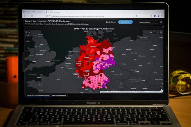 Coronavirus in Deutschland - Covid-19-Dashboard des Robert Koch-Institut 28.11.2021: Robert Koch-Institut: 7-Tage-Inzidenz 446,7. 7-Tage-Fallzahl 371.430. COVID-19-Fälle 5.761.696. Zugang um 44.401 dem Vortag. COVID-19-Todesfälle 100.883. Zugang um 104 gegenüber dem Vortag.