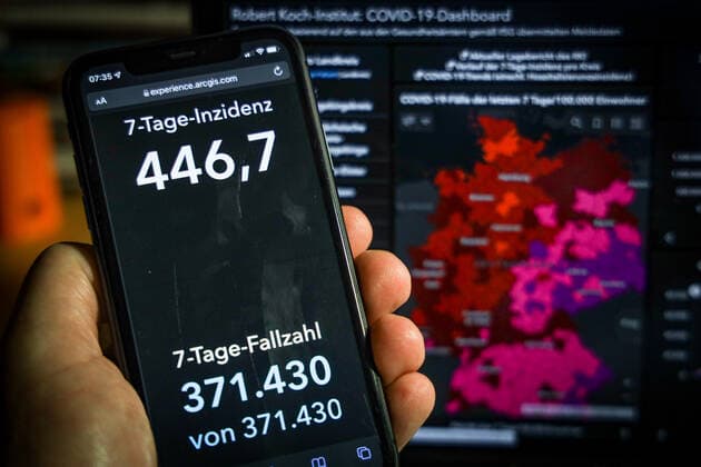 Coronavirus in Deutschland - Covid-19-Dashboard des Robert Koch-Institut 28.11.2021: Robert Koch-Institut: 7-Tage-Inzidenz 446,7. 7-Tage-Fallzahl 371.430. COVID-19-Fälle 5.761.696. Zugang um 44.401 dem Vortag. COVID-19-Todesfälle 100.883. Zugang um 104 gegenüber dem Vortag.