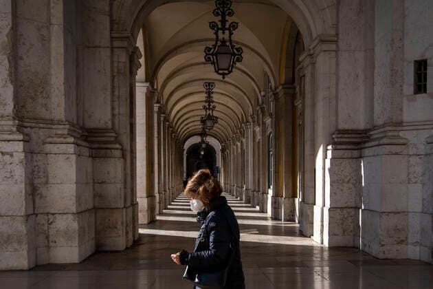 Daily Life In Portugal Amid COVID-19 Pandemic A woman wearing protective mask walks near Arco de Augusta, in Praca de Comercio, Lisbon. November 26, 2021. The Portuguese government decreed a state of emergency starting December 1 due to the covid-19 pandemic, considering that the country is not as well as it should be: for several weeks now the country has been climbing up the risk matrix, with an increasing number of new daily infections, deaths and admissions to hospital. The new measures include the return of the mandatory use of masks, increased testing and a week of containment in January. Lisbon Portugal  Copyright: xJorgexMantillax originalFilename:mantilla-notitle211126_npmvo.jpg