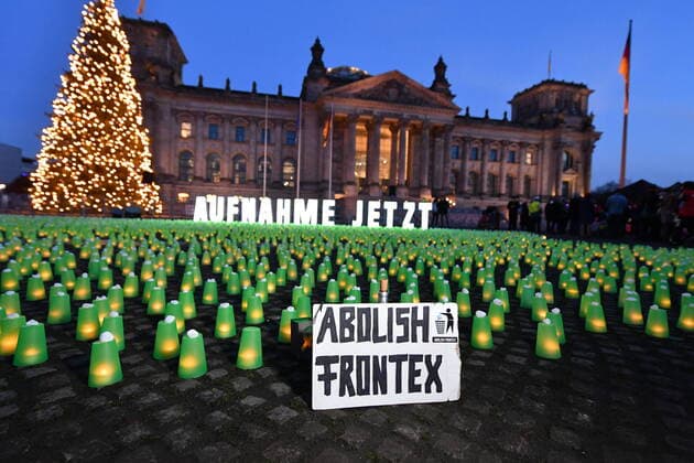 Bilder des Jahres 2021, News 11 November News Themen der Woche KW47 News Bilder des Tages Mit Tausenden gruenen Lichtern haben Fluechtlingsorganisationen am ersten Adventssonntag (28.11.2021) zwischen Berliner Reichstagsgebaeude und Kanzleramt fuer die Einrichtung eines humanitaeren Korridors fuer die gefluechteten Menschen an der polnisch-belarussischen Grenze demonstriert. Die Menschen, die aktuell im Grenzgebiet ausharren, sollten zuegig in Deutschland aufgenommen werden und einen Antrag auf Asyl stellen koennen, erklaerten die Initiativen in Berlin. (Siehe epd-Meldung vom 28.11.2021) Tausende gruene Lichter fuer humanitaeren Korridor nach Belarus *** On the first Sunday of Advent, 28 November 2021, refugee organizations demonstrated with thousands of green lights between the Reichstag building in Berlin and the Chancellors O Copyright: epd-bild ChristianxDitsch EDITORIAL USE ONLY