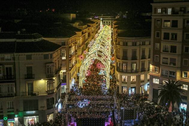 27 de noviembre del 2021 (Malaga) Una carta de amor a Malaga de Maria Casado para encender la Navidad. Vamos a ponerle luz no solo a la Navidad, sino a la vida , afirmo la periodista en el momento en que ha pulsado el boton del encendido de la Navidad, momento en el que estaba acompanada del alcalde de Malaga, Francisco de la Torre, la edil de Fiestas, Teresa Porras, y miembros de la Corporacion municipal. Casado agradecio la oportunidad de encender el alumbrado en Malaga: Hoy es un dia especial, estoy orgullosa, estoy agradecida, porque me hacà is sentir una malaguena mas desde el primer dia que pisà esta ciudad . Los atardeceres en los Banos del Carmen, la Esperanza y el Cautivo, el incienso, el romero - que se vaya lo mal FOTOSxLORENZOxCARNERO CORDONPRESS