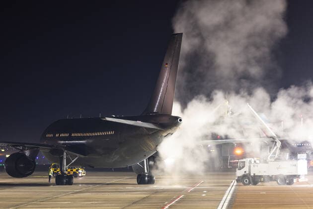 Der Airbus A310-304 MRTT (A310) der German Air Force (Luftwaffe) mit der Registrierung 10+25 (MSN: 484) beim enteisen am Flughafen Hamburg Airport (EDDH HAM). Hamburg Hamburg Deutschland
