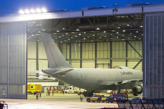 Der Airbus A310-304 MRTT (A310, MedEvac) der German Air Force (Luftwaffe) mit der Registrierung 10+25 (MSN: 484) transportierte am Sonntag COVID-19 Intensiv-Patienten aus München zum Flughafen Hamburg Airport (EDDH HAM) um dann mit Rettungsdienst der Bundeswehr weiter nach Schleswig-Holstein transportiert zu werden. Hamburg Hamburg Deutschland