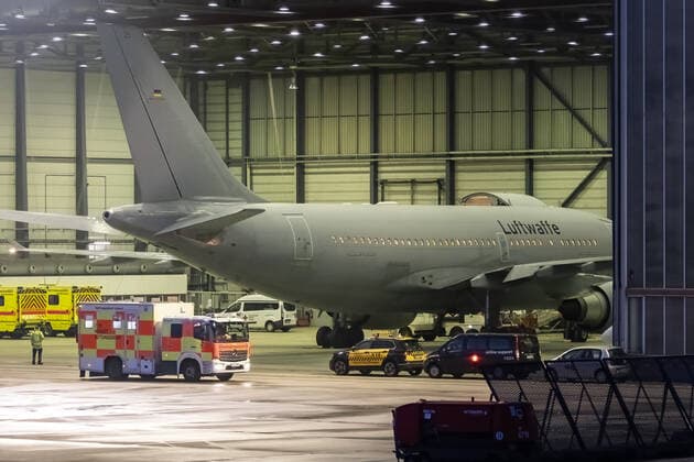 Der Airbus A310-304 MRTT (A310, MedEvac) der German Air Force (Luftwaffe) mit der Registrierung 10+25 (MSN: 484) transportierte am Sonntag COVID-19 Intensiv-Patienten aus München zum Flughafen Hamburg Airport (EDDH HAM) um dann mit Rettungsdienst der Bundeswehr weiter nach Schleswig-Holstein transportiert zu werden. Hamburg Hamburg Deutschland
