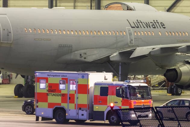 Der Airbus A310-304 MRTT (A310, MedEvac) der German Air Force (Luftwaffe) mit der Registrierung 10+25 (MSN: 484) transportierte am Sonntag COVID-19 Intensiv-Patienten aus München zum Flughafen Hamburg Airport (EDDH HAM) um dann mit Rettungsdienst der Bundeswehr weiter nach Schleswig-Holstein transportiert zu werden. Hamburg Hamburg Deutschland