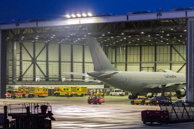 Der Airbus A310-304 MRTT (A310, MedEvac) der German Air Force (Luftwaffe) mit der Registrierung 10+25 (MSN: 484) transportierte am Sonntag COVID-19 Intensiv-Patienten aus München zum Flughafen Hamburg Airport (EDDH HAM) um dann mit Rettungsdienst der Bundeswehr weiter nach Schleswig-Holstein transportiert zu werden. Hamburg Hamburg Deutschland