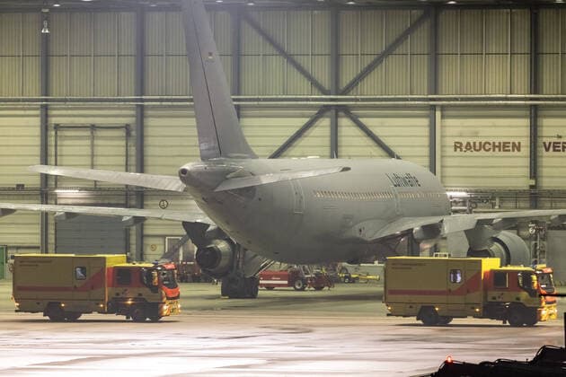 Bilder des Jahres 2021, News 11 November News Themen der Woche KW47 Der Airbus A310-304 MRTT (A310, MedEvac) der German Air Force (Luftwaffe) mit der Registrierung 10+25 (MSN: 484) transportierte am Sonntag COVID-19 Intensiv-Patienten aus München zum Flughafen Hamburg Airport (EDDH HAM) um dann mit Rettungsdienst der Bundeswehr weiter nach Schleswig-Holstein transportiert zu werden. Hamburg Hamburg Deutschland *** The Airbus A310 304 MRTT A310, MedEvac of the German Air Force Luftwaffe with the registration 10 25 MSN 484 transported on Sunday COVID 19 intensive care patients from Munich to Hamburg Airport EDDH HAM to be transported then with rescue service of the German Federal Armed Forces further to Schleswig Holstein Hamburg Hamburg Germany