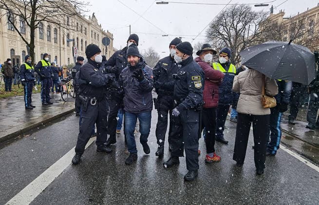 November 28, 2021, Munich, Bavaria, Germany: Munich police detain Corona deniers who refused to comply with requests to distance and wear masks. Despite southern Bavaria being in the clutches of a brutal fourth wave and beingnonnthe cusp of a Delta and Omicron Winter, Corona deniers from throughout Germany banded together without respecting any of the infection control regulations to memorialize disgraced former police officer and conspiracy theorist Karl Hilz who died after being reported by those in his circles as a pneumonia . Since Hilz s death, numerous grifters from the Querdenker scene with little to no connection to him have claimed knowing him and have even tried to raise funds in his name. Munich Germany - ZUMAb160 20211128_zbp_b160_004 Copyright: xSachellexBabbarx