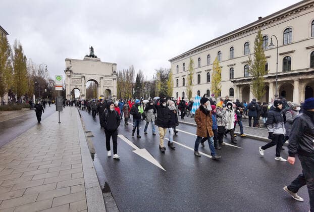 November 28, 2021, Munich, Bavaria, Germany: Despite southern Bavaria being in the clutches of a brutal fourth wave and beingnonnthe cusp of a Delta and Omicron Winter, Corona deniers from throughout Germany banded together without respecting any of the infection control regulations to memorialize disgraced former police officer and conspiracy theorist Karl Hilz who died after being reported by those in his circles as a pneumonia . Since Hilz s death, numerous grifters from the Querdenker scene with little to no connection to him have claimed knowing him and have even tried to raise funds in his name. Munich Germany - ZUMAb160 20211128_zbp_b160_010 Copyright: xSachellexBabbarx