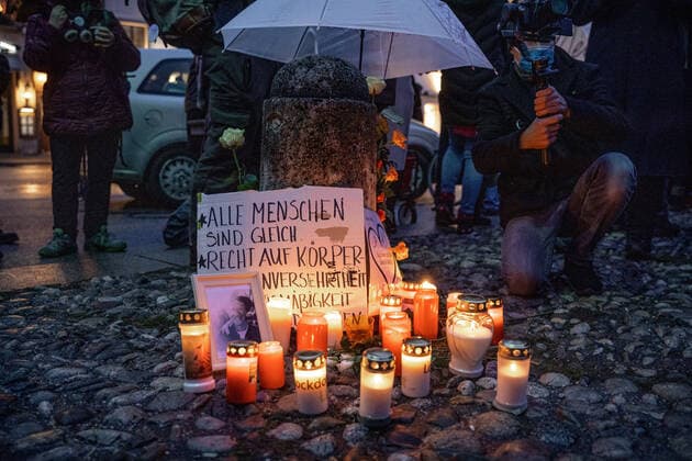 Querdenken Trauermarsch in München Am 28.11.2021 fand in München ein Querdenken Trauermarsch für den am 19.11.2021 verstorbenen Querdenker und ehemaligen Polizei Hauptkommisar Karl Hilz statt, an welchem sich 1200 Querdenker*innen, Impfskeptiker*innen und Verschwörungsideolog*innen beteiligten. - On November 28, 2021 1200 lateral thinkers, anti-vaxx activists and conspiracy ideologists joined a mourning march in Munich, Germany for the former police officer and Querdenken activists Karl Hilz, who died on November 19. München Bayern Deutschland Copyright: xAaronxKarasekx