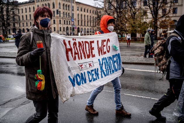 Querdenken Trauermarsch in München Am 28.11.2021 fand in München ein Querdenken Trauermarsch für den am 19.11.2021 verstorbenen Querdenker und ehemaligen Polizei Hauptkommisar Karl Hilz statt, an welchem sich 1200 Querdenker*innen, Impfskeptiker*innen und Verschwörungsideolog*innen beteiligten. - On November 28, 2021 1200 lateral thinkers, anti-vaxx activists and conspiracy ideologists joined a mourning march in Munich, Germany for the former police officer and Querdenken activists Karl Hilz, who died on November 19. München Bayern Deutschland Copyright: xAaronxKarasekx